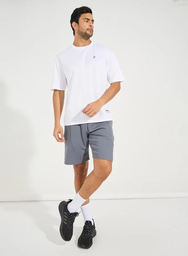 ستايلي اكتيف تيشيرت رياضي فضفاض مزين بشارة